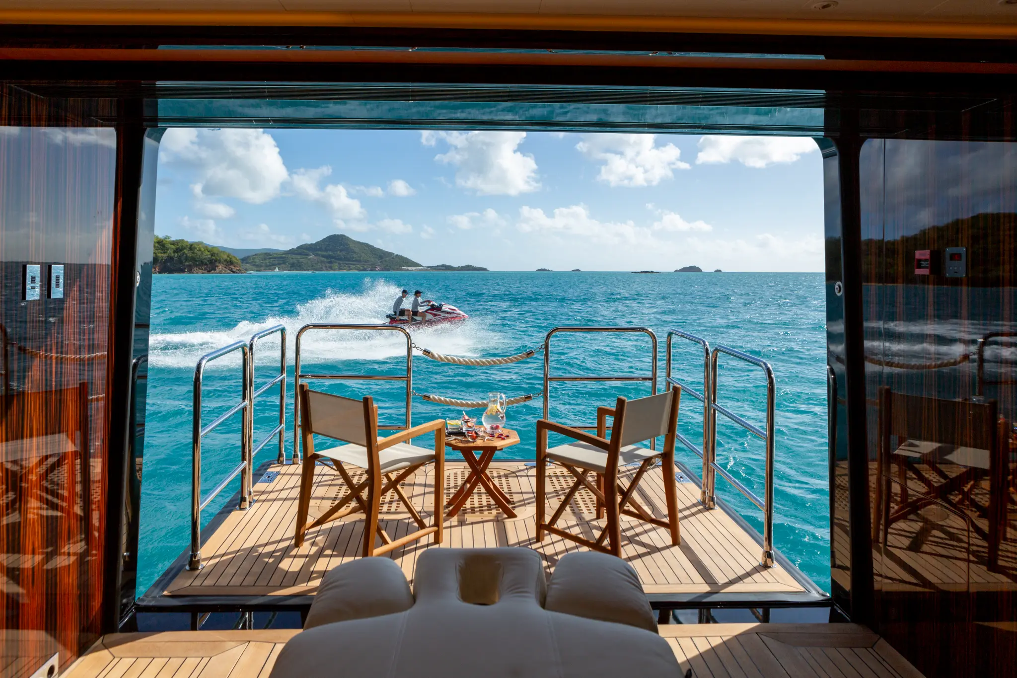 ALFA NERO Beach Club fold-down terrace with jet ski